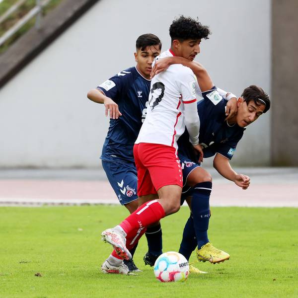 Hassan El Chaabi SI Mi. gegen Abdul Malik Yilmaz K re. Keyhan Sancarbarlaz K li. beobachtet den Zweikampf Samstag 17.09.2022, B-Junioren Bundesliga West Saison 22/23 - 6. Spieltag in Siegen, Sportfreunde Siegen - 1. FC Koeln Köln *** Hassan El Chaabi SI Mi against Abdul Malik Yilmaz K re Keyhan Sancarbarlaz K li watches the duel Saturday 17 09 2022, B Junior Bundesliga West season 22 23 6 matchday in Siegen, Sportfreunde Siegen 1 FC Koeln Köln