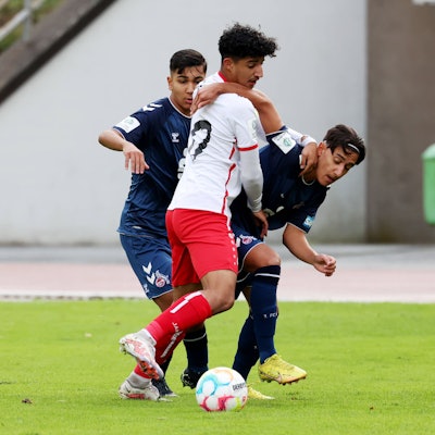 Hassan El Chaabi SI Mi. gegen Abdul Malik Yilmaz K re. Keyhan Sancarbarlaz K li. beobachtet den Zweikampf Samstag 17.09.2022, B-Junioren Bundesliga West Saison 22/23 - 6. Spieltag in Siegen, Sportfreunde Siegen - 1. FC Koeln Köln *** Hassan El Chaabi SI Mi against Abdul Malik Yilmaz K re Keyhan Sancarbarlaz K li watches the duel Saturday 17 09 2022, B Junior Bundesliga West season 22 23 6 matchday in Siegen, Sportfreunde Siegen 1 FC Koeln Köln