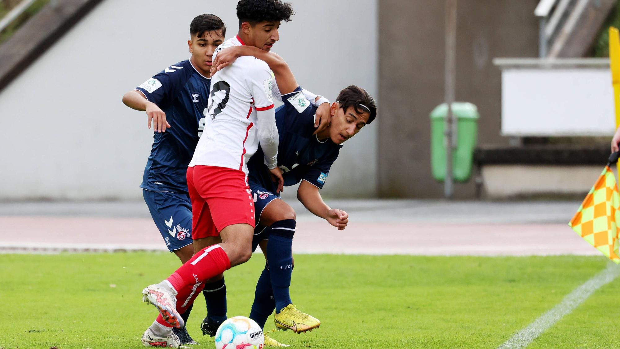 Hassan El Chaabi SI Mi. gegen Abdul Malik Yilmaz K re. Keyhan Sancarbarlaz K li. beobachtet den Zweikampf Samstag 17.09.2022, B-Junioren Bundesliga West Saison 22/23 - 6. Spieltag in Siegen, Sportfreunde Siegen - 1. FC Koeln Köln *** Hassan El Chaabi SI Mi against Abdul Malik Yilmaz K re Keyhan Sancarbarlaz K li watches the duel Saturday 17 09 2022, B Junior Bundesliga West season 22 23 6 matchday in Siegen, Sportfreunde Siegen 1 FC Koeln Köln