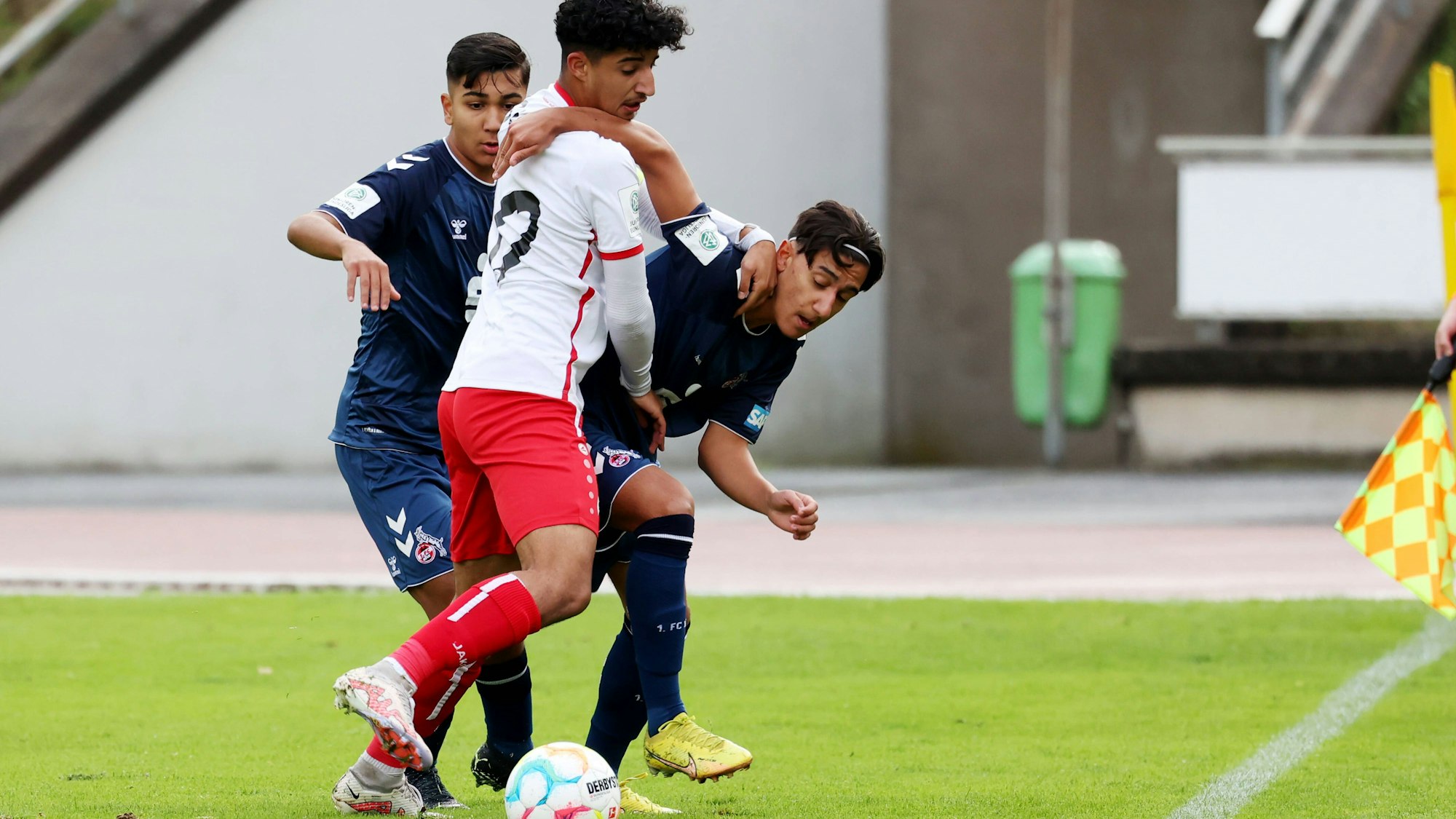 Hassan El Chaabi SI Mi. gegen Abdul Malik Yilmaz K re. Keyhan Sancarbarlaz K li. beobachtet den Zweikampf Samstag 17.09.2022, B-Junioren Bundesliga West Saison 22/23 - 6. Spieltag in Siegen, Sportfreunde Siegen - 1. FC Koeln Köln *** Hassan El Chaabi SI Mi against Abdul Malik Yilmaz K re Keyhan Sancarbarlaz K li watches the duel Saturday 17 09 2022, B Junior Bundesliga West season 22 23 6 matchday in Siegen, Sportfreunde Siegen 1 FC Koeln Köln