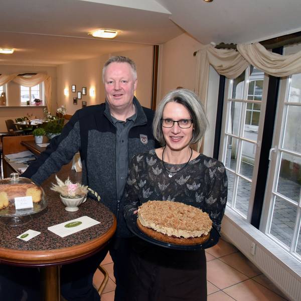 Elke und Gerd Kremer stehen in dem Café, das sie am 20. Februar 2020 in Waldbröl eröffnet und zweieinhalb Jahre später wieder geschlossen haben. Die urige Gaststätte hat inzwischen eine neue Genossenschaft übernommen.