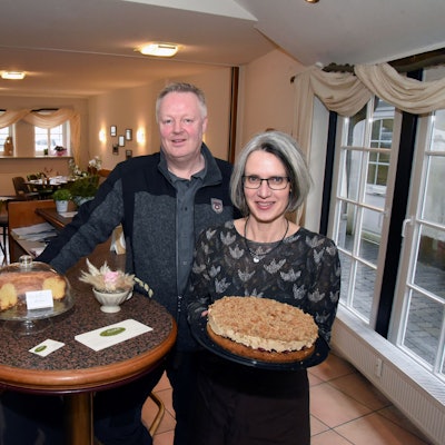 Elke und Gerd Kremer stehen in dem Café, das sie am 20. Februar 2020 in Waldbröl eröffnet und zweieinhalb Jahre später wieder geschlossen haben. Die urige Gaststätte hat inzwischen eine neue Genossenschaft übernommen.
