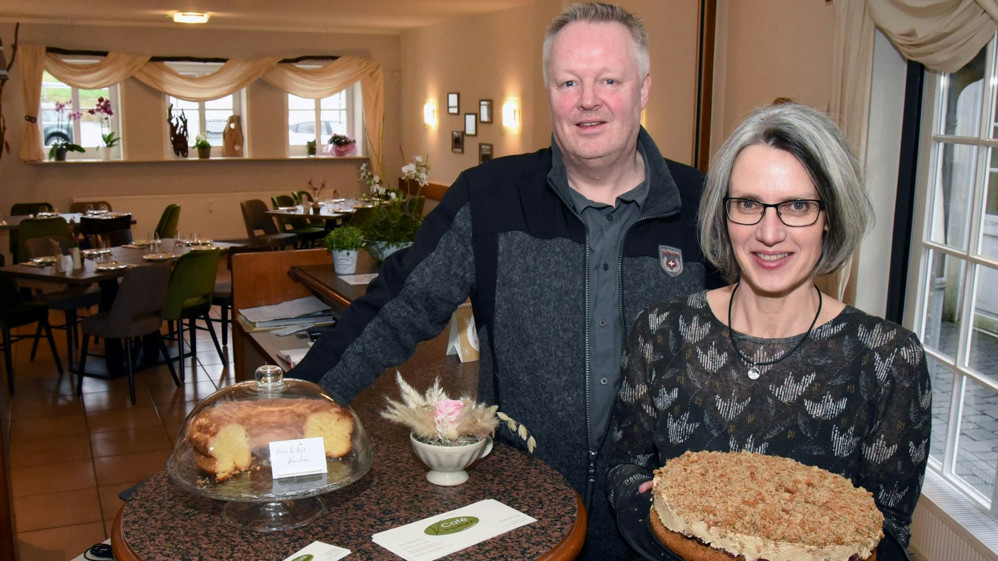 Elke und Gerd Kremer stehen in dem Café, das sie am 20. Februar 2020 in Waldbröl eröffnet und zweieinhalb Jahre später wieder geschlossen haben. Die urige Gaststätte hat inzwischen eine neue Genossenschaft übernommen.