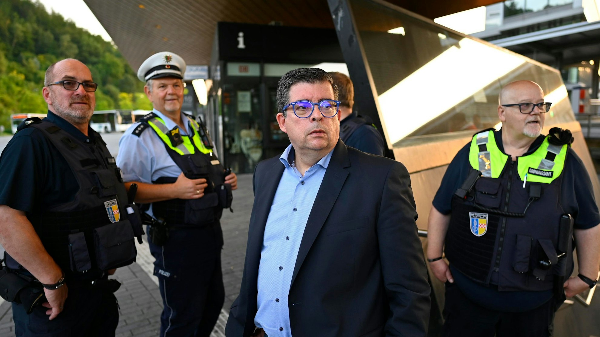 Bürgermeister Frank Helmenstein steht mit Mitarbeitern des Ordnungsamtes am Bahnhof in Engelskirchen.
