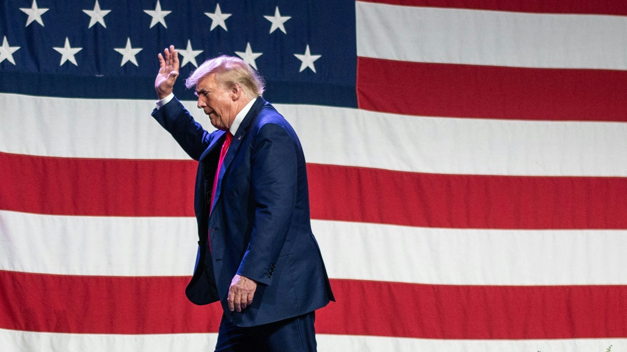 Der ehemalige US-Präsident Donald Trump bei einer Wahlkampfveranstaltung. Der Republikaner ist in mehreren Verfahren angeklagt. Es kommt zu Bedrohungen von Geschworenen und Richtern. (Archivbild)