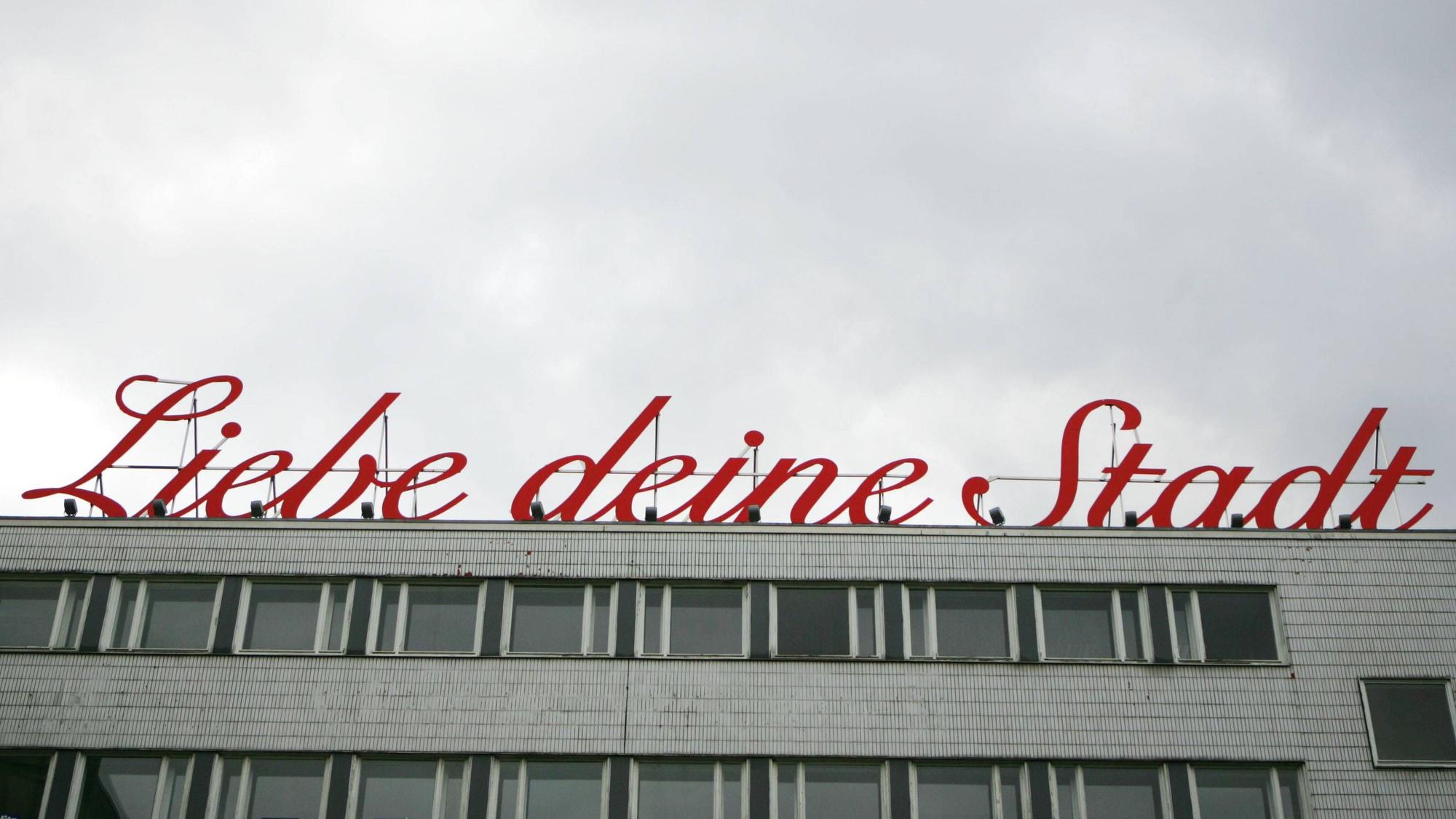 „Liebe deine Stadt“ – und auch deinen Dialekt? Der Slogan des Kölner Künstlers Merlin Bauer prangte lange über dem Offenbachplatz. Der kölsche Dialekt ist deutschlandweit nicht unbeliebt – außer in einem Bundesland. (Archivbild)