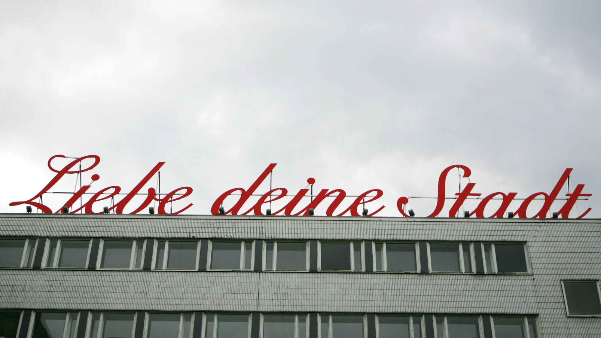 „Liebe deine Stadt“ – und auch deinen Dialekt? Der Slogan des Kölner Künstlers Merlin Bauer prangte lange über dem Offenbachplatz. Der kölsche Dialekt ist deutschlandweit nicht unbeliebt – außer in einem Bundesland. (Archivbild)