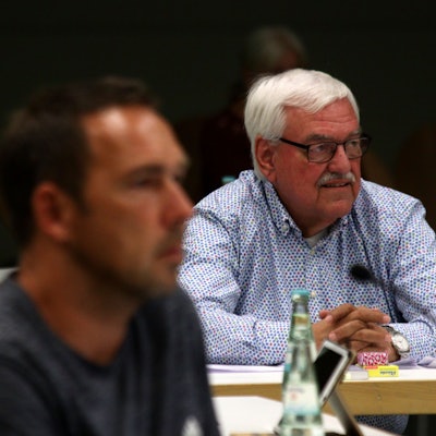 Hans Peter Nußbaum sitzt während einer Ratssitzung hinter einem Mikrofon.