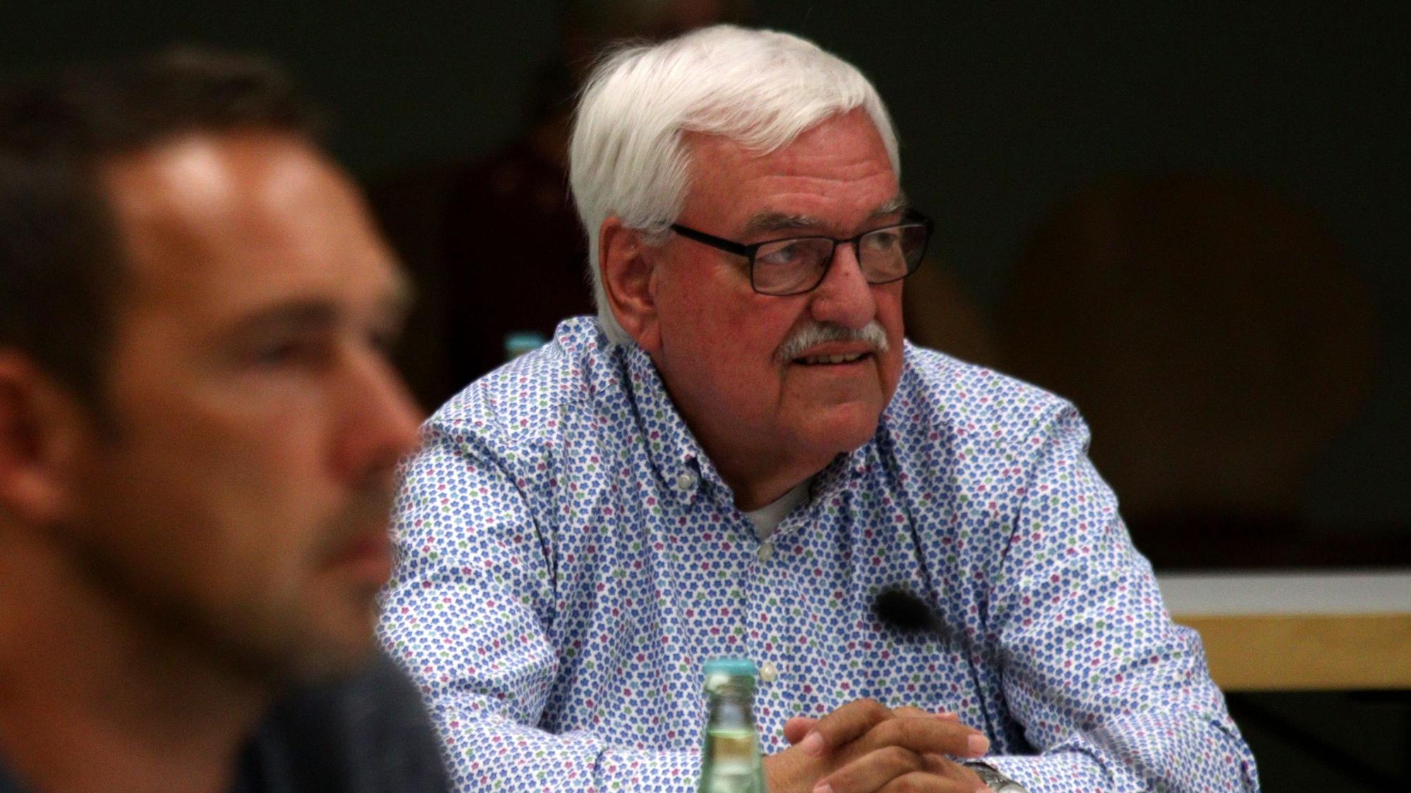 Hans Peter Nußbaum sitzt während einer Ratssitzung hinter einem Mikrofon.