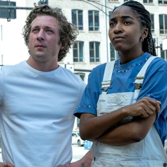 Szene aus der US-Serie „The Bear“, deren zweite Staffel jetzt auf Disney+ läuft. Man sieht die Jeremy Allen White (l.) und Ayo Edebiri an einer Straßenkreuzung in Chicago stehen, ihr neues Restaurant betrachtend.