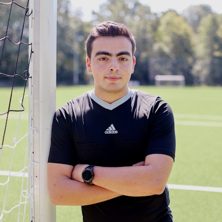 11.08.2023, Köln: Kölner Amateurfußball: Vedat Mutlu ist ein Schiedsrichter-Phänomen. Im letzten Jahr leitete der junge Mann über 250 Fußballspiele. Porträt auf einem Sportplatz in Köln Höhenberg. Foto: Thilo Schmülgen