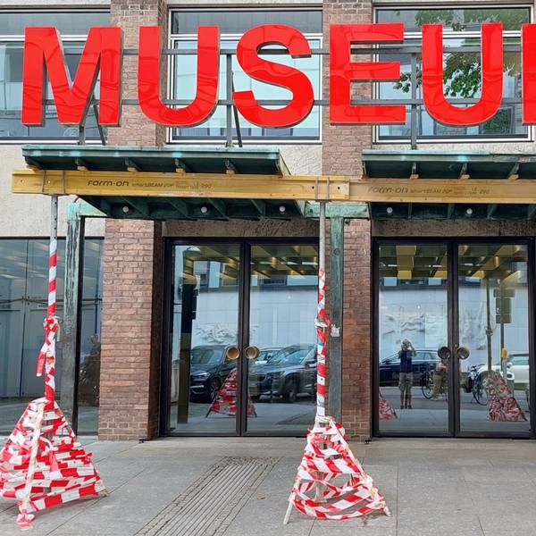 Drei Stützen mit Flatterband stehen unter dem Vordach des Museums.