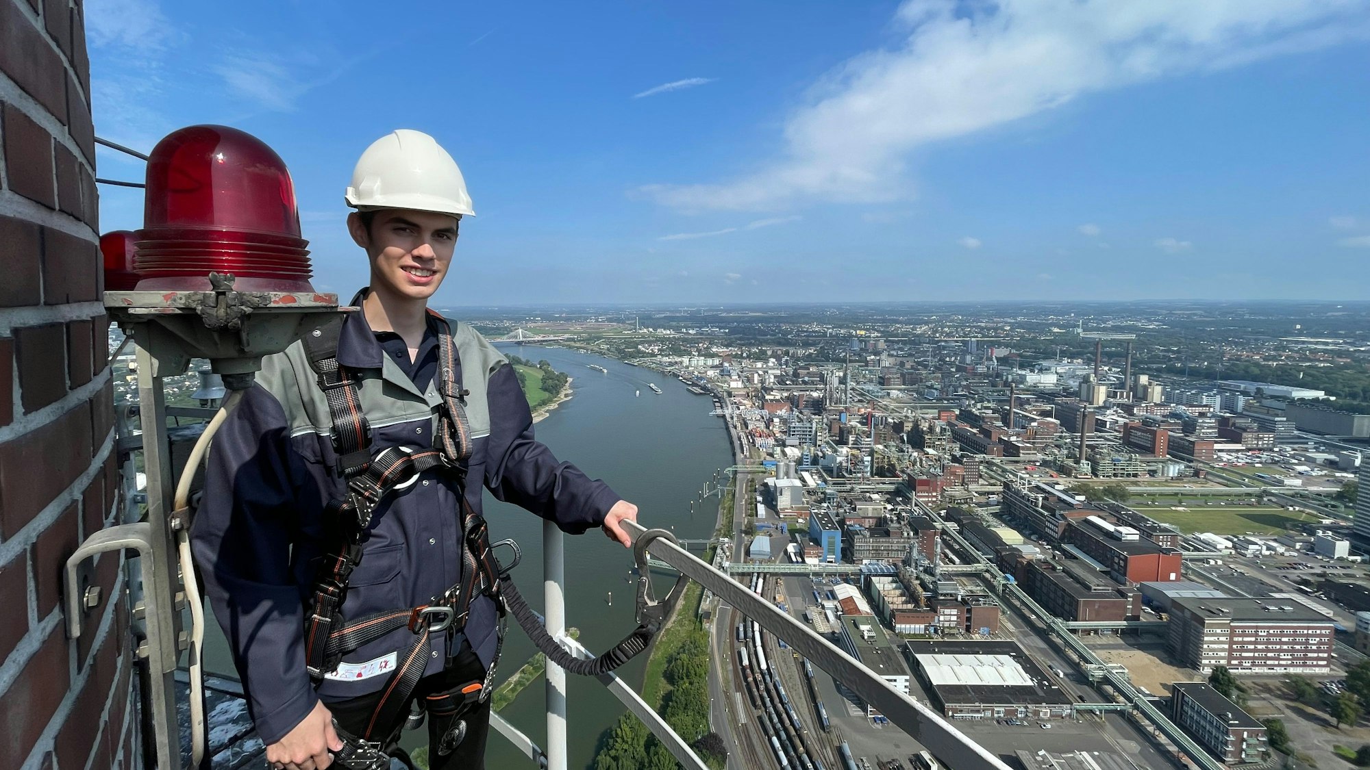 Finn Strack steht über dem Chempark Leverkusen.