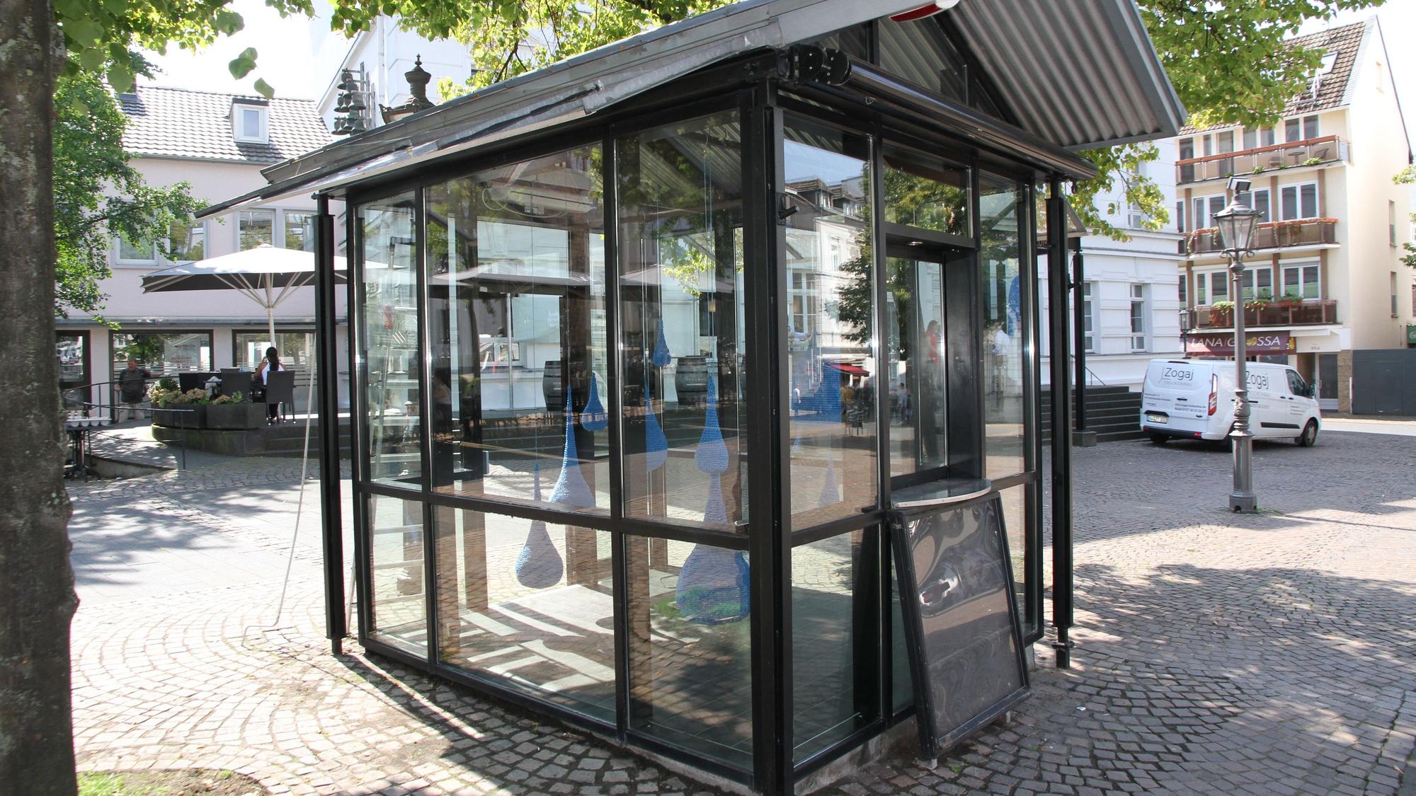 Der gläserne Kiosk am Siegburger am Markt vor dem Stadtmuseum