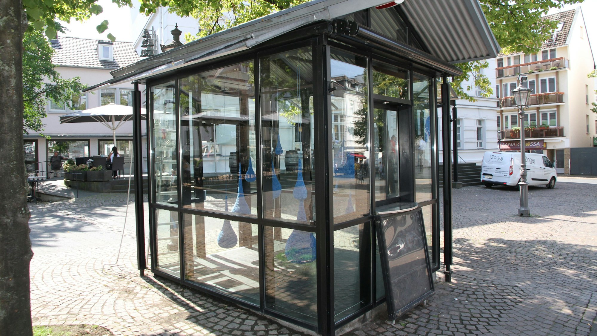 Der gläserne Kiosk am Siegburger am Markt vor dem Stadtmuseum