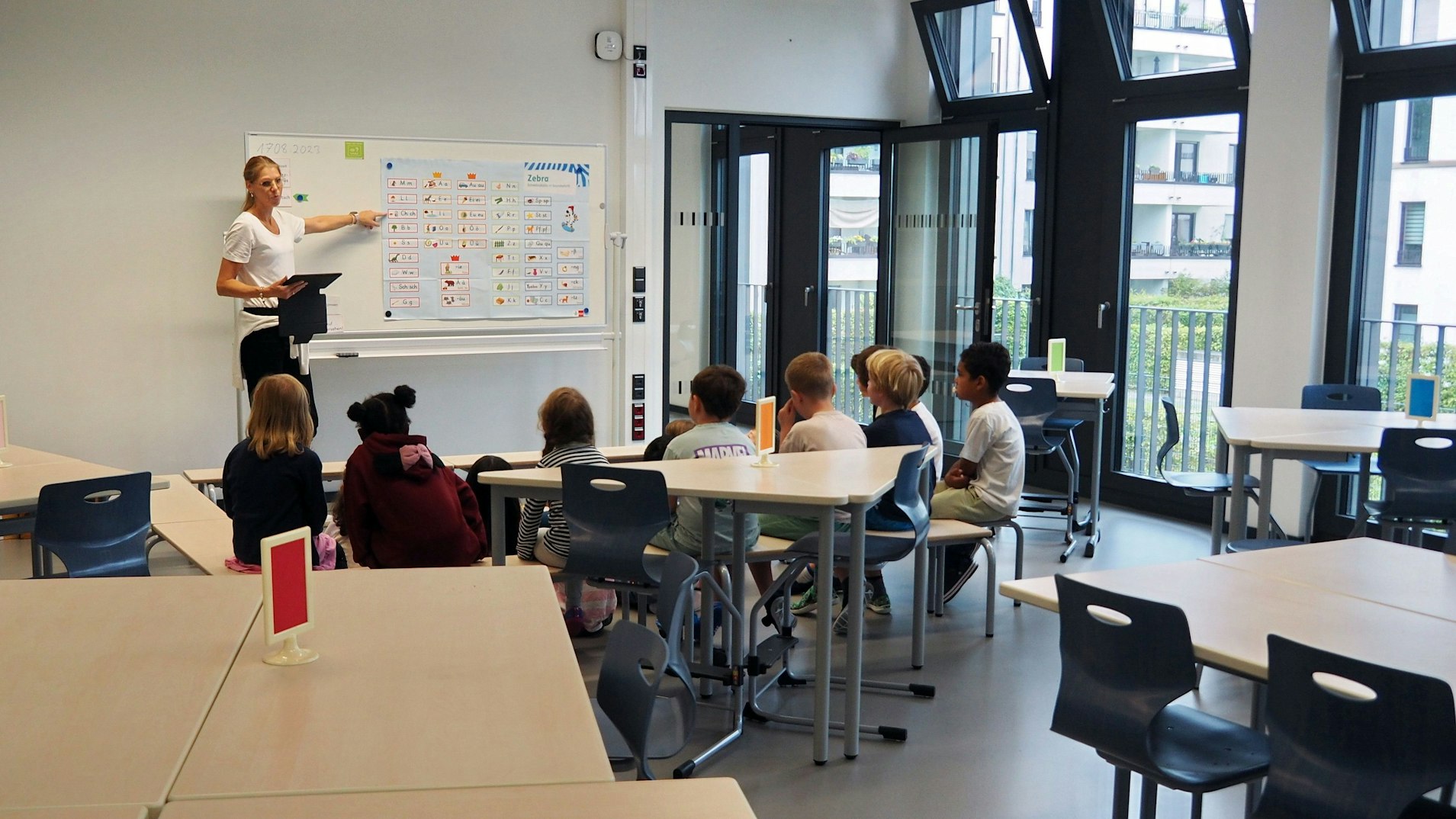 Ein heller offener Klassenraum in der Grundschule.