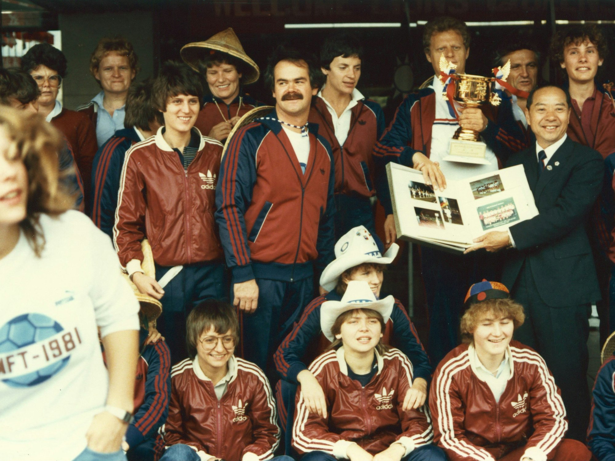 Siegerehrung in Taipeh mit dem Weltmeisterpokal.