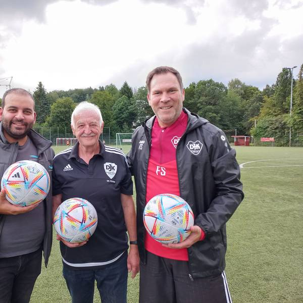 Zu sehen sind drei Männer, die jeweils einen Fußball in der Hand halten.