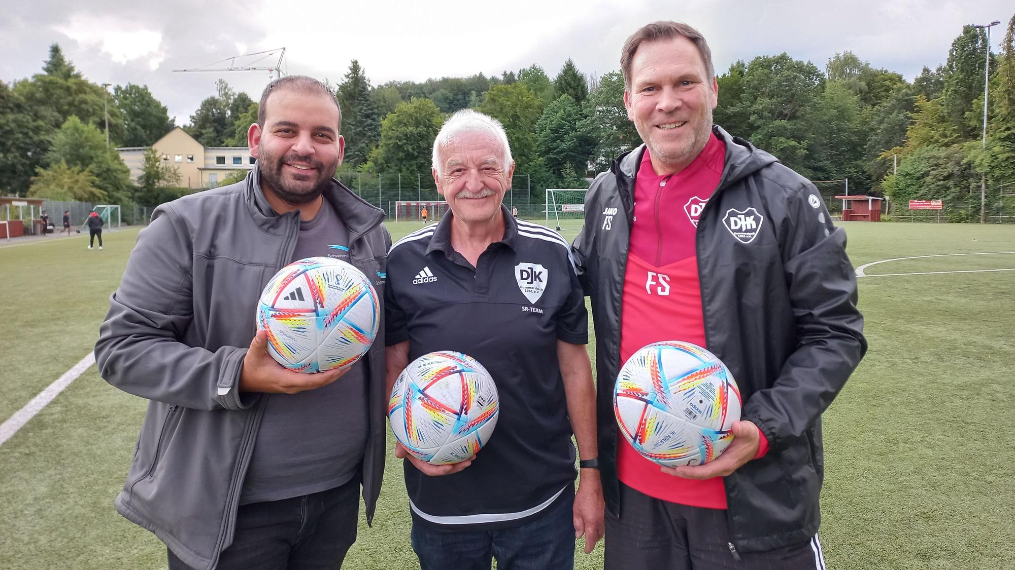 Zu sehen sind drei Männer, die jeweils einen Fußball in der Hand halten.