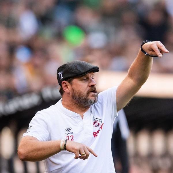 .Kölns Trainer Steffen Baumgart gestikuliert an der Seitenlinie.
