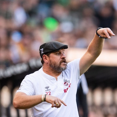 .Kölns Trainer Steffen Baumgart gestikuliert an der Seitenlinie.