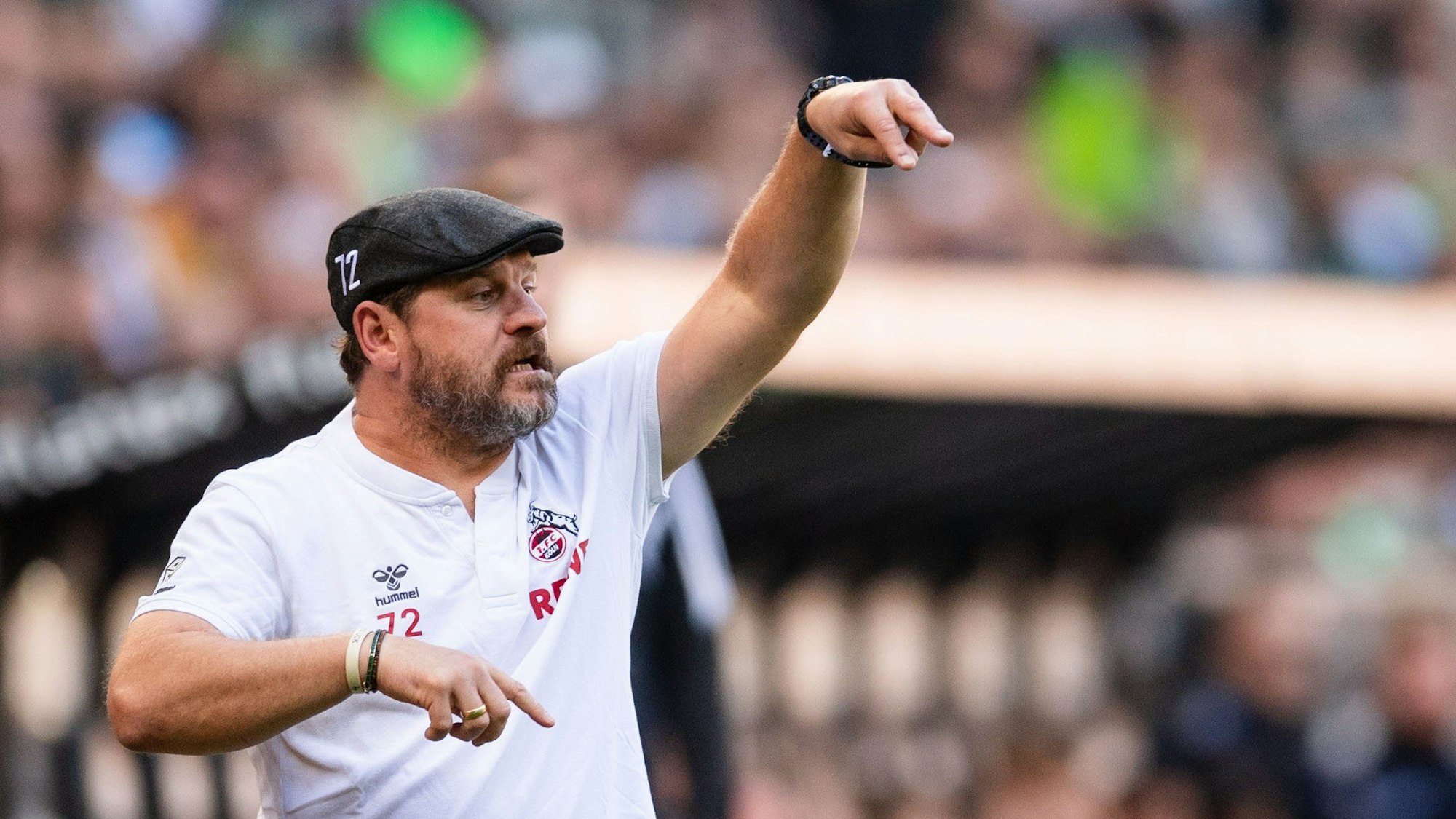 .Kölns Trainer Steffen Baumgart gestikuliert an der Seitenlinie.