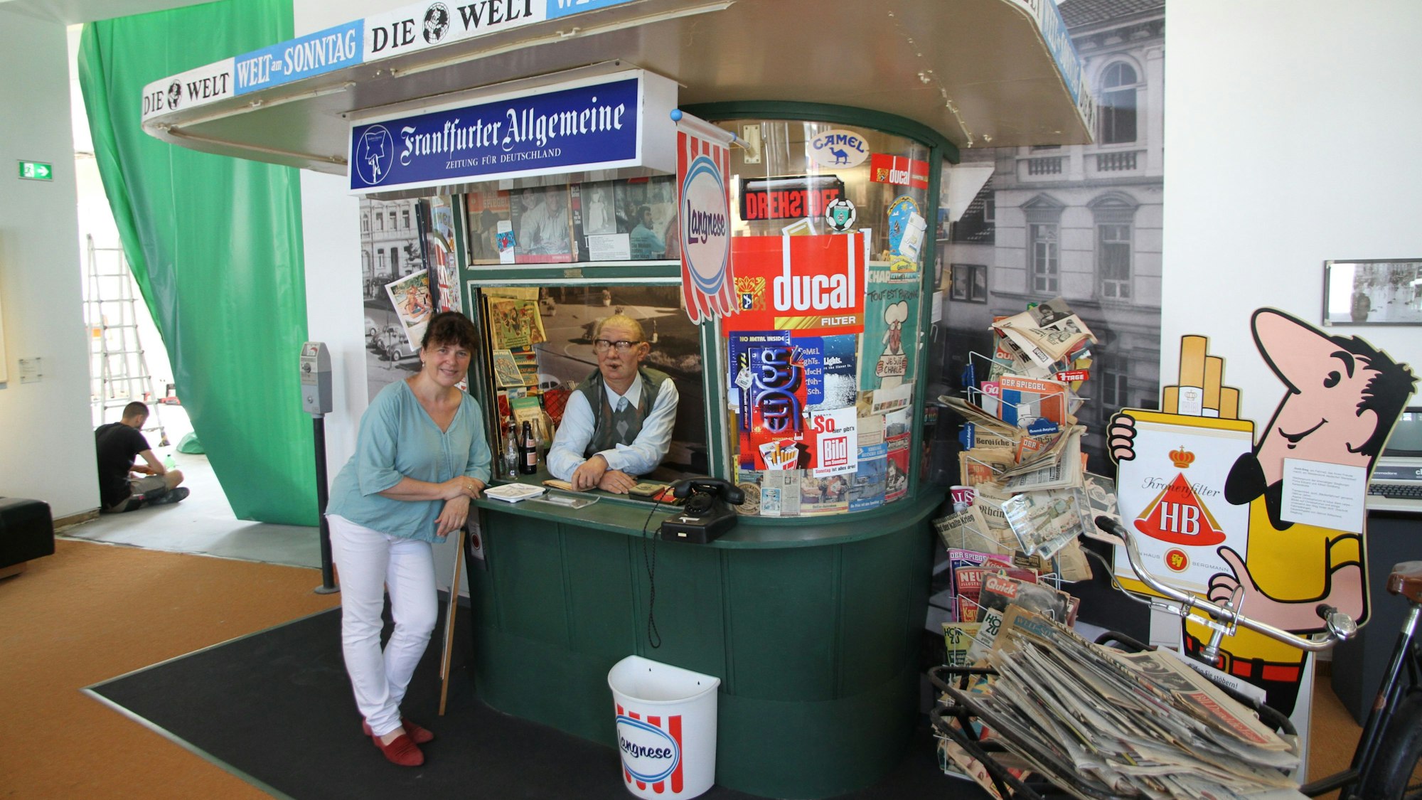 Der Vorgänger des Kiosks am Markt steht im Stadtmuseum, links im Bild ist Museumsleiterin Gundula Caspary zu sehen