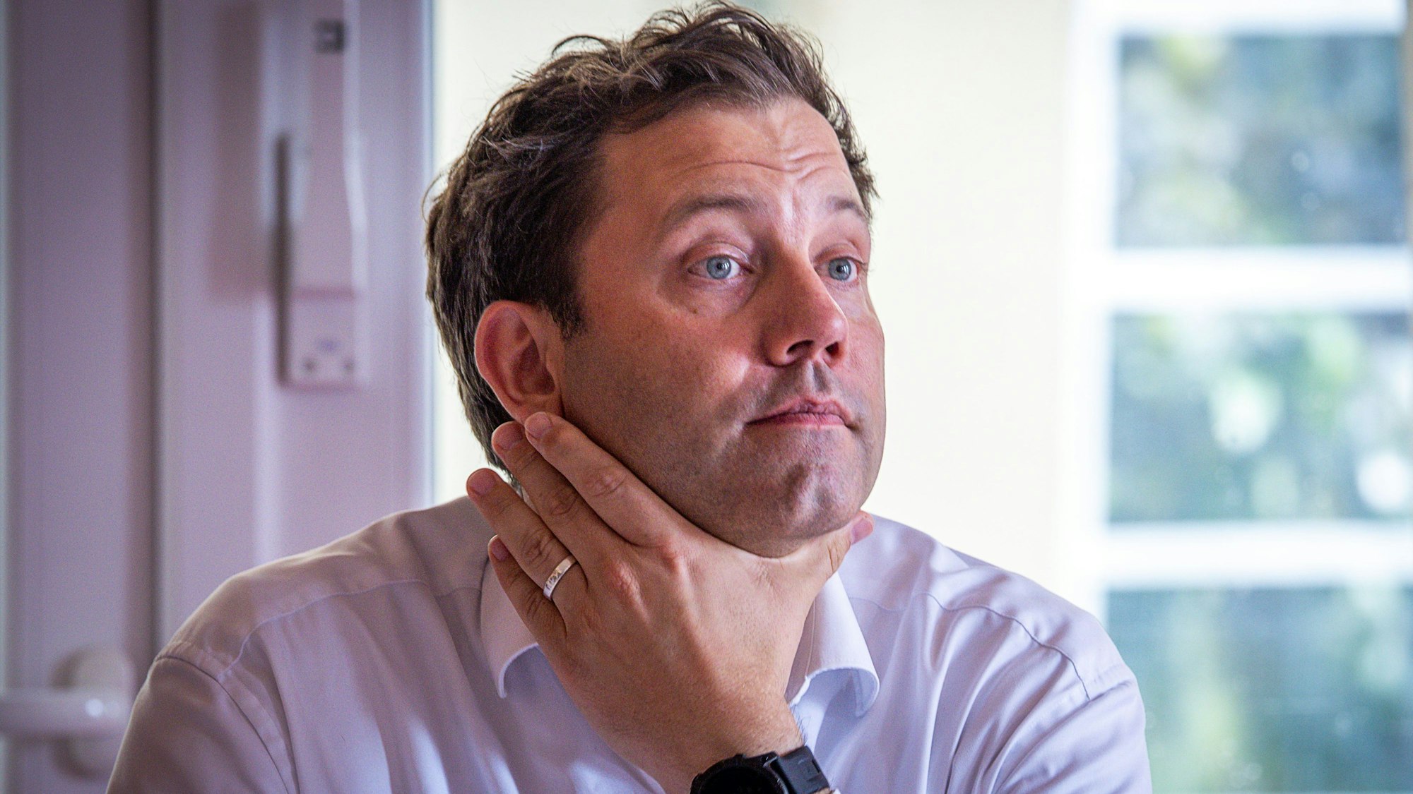 Lars Klingbeil, Bundesvorsitzende der SPD, beantwortet bei einem Bürgerforum die Fragen von Einwohnern.