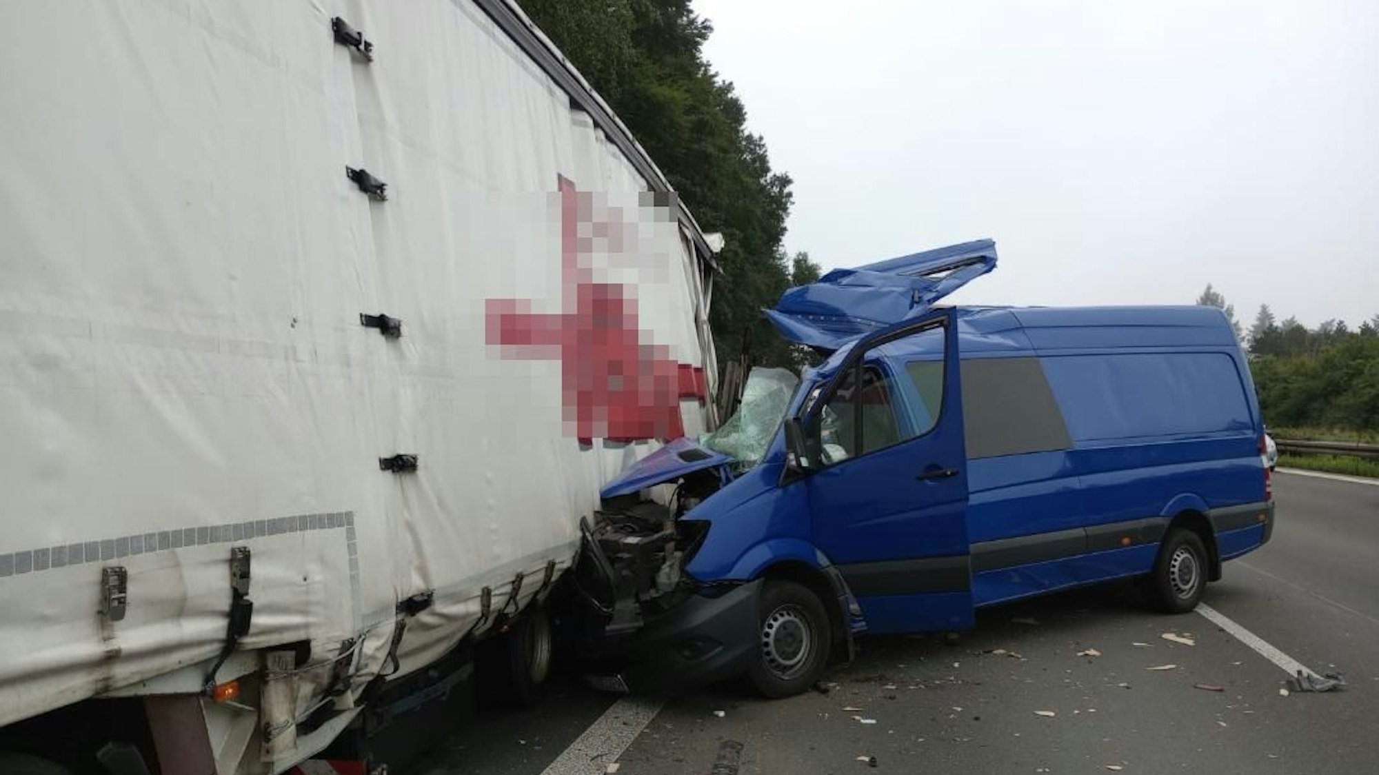 Der Kleintransporter prallte etwa einen Kilometer vor dem Kreuz Bonn/Siegburg in den Sattelschlepper.