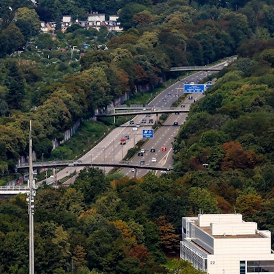 Die Autobahn A57 von oben.