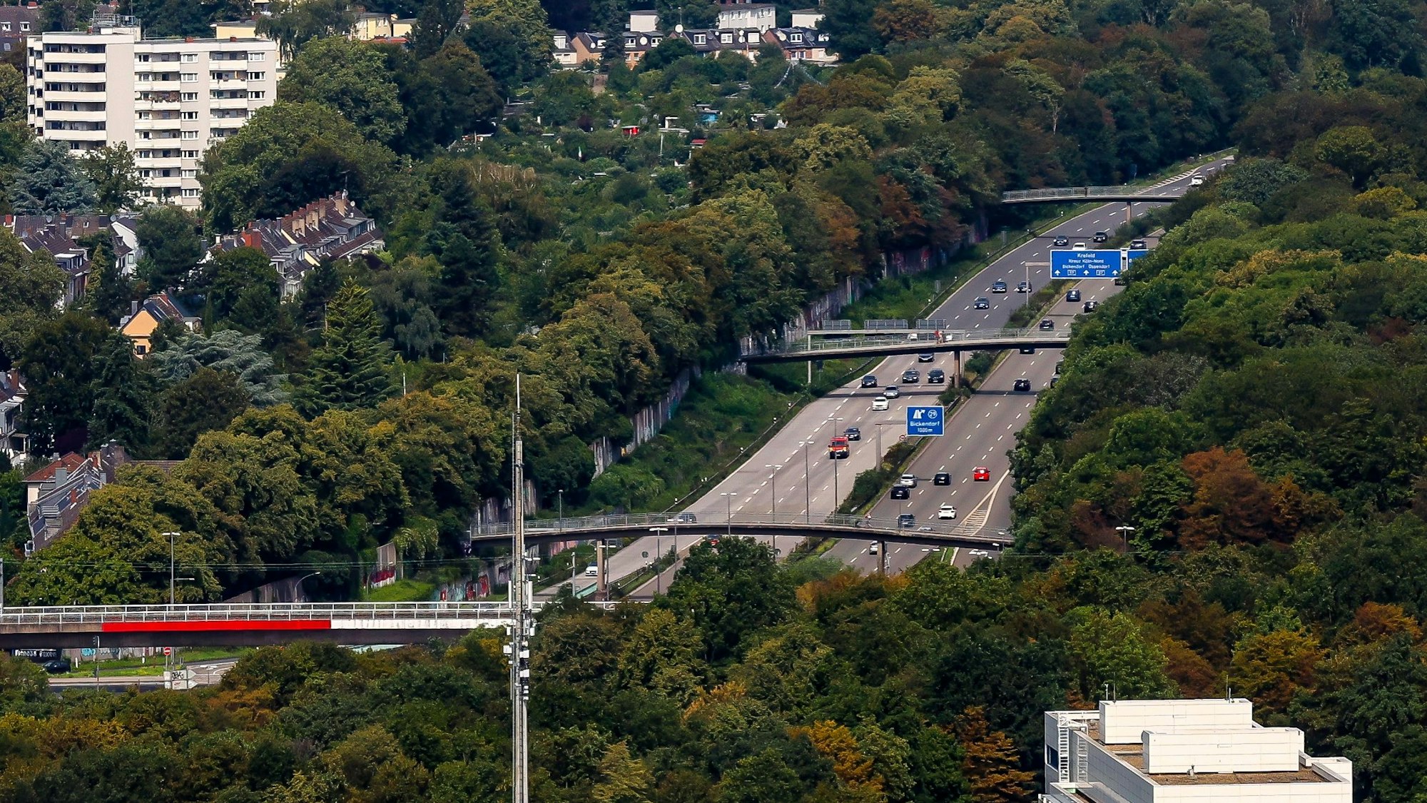 Die Autobahn A57 von oben.