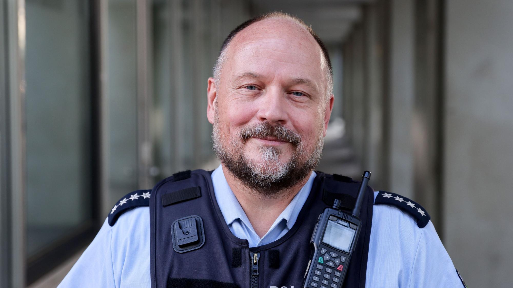 Ralf Oetinger schaut in die Kamera.