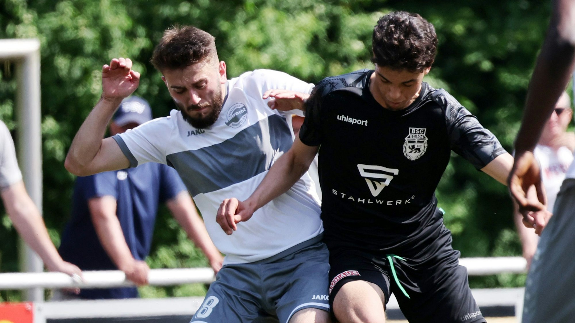 Der Hohkeppeler Fußballer Ardit Mimini kämpft mit einem Bonner Fußballer um den Ball.