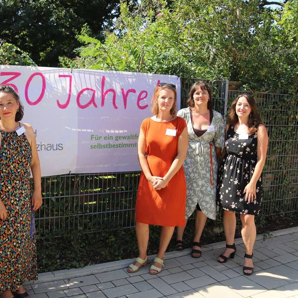 Das Troisdorfer Frauenhaus feierte seinen 30. Geburtstag mit einem Fest. Der geschäftsführende Vorstand (v.l.): Alexandra Fausten, Martina Bláhová-Müller, Michiko Park, Marion Spiekermann, Manuela Franke, Jana Bach.
