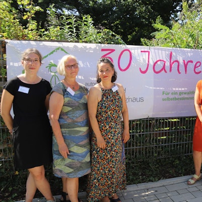 Das Troisdorfer Frauenhaus feierte seinen 30. Geburtstag mit einem Fest. Der geschäftsführende Vorstand (v.l.): Alexandra Fausten, Martina Bláhová-Müller, Michiko Park, Marion Spiekermann, Manuela Franke, Jana Bach.