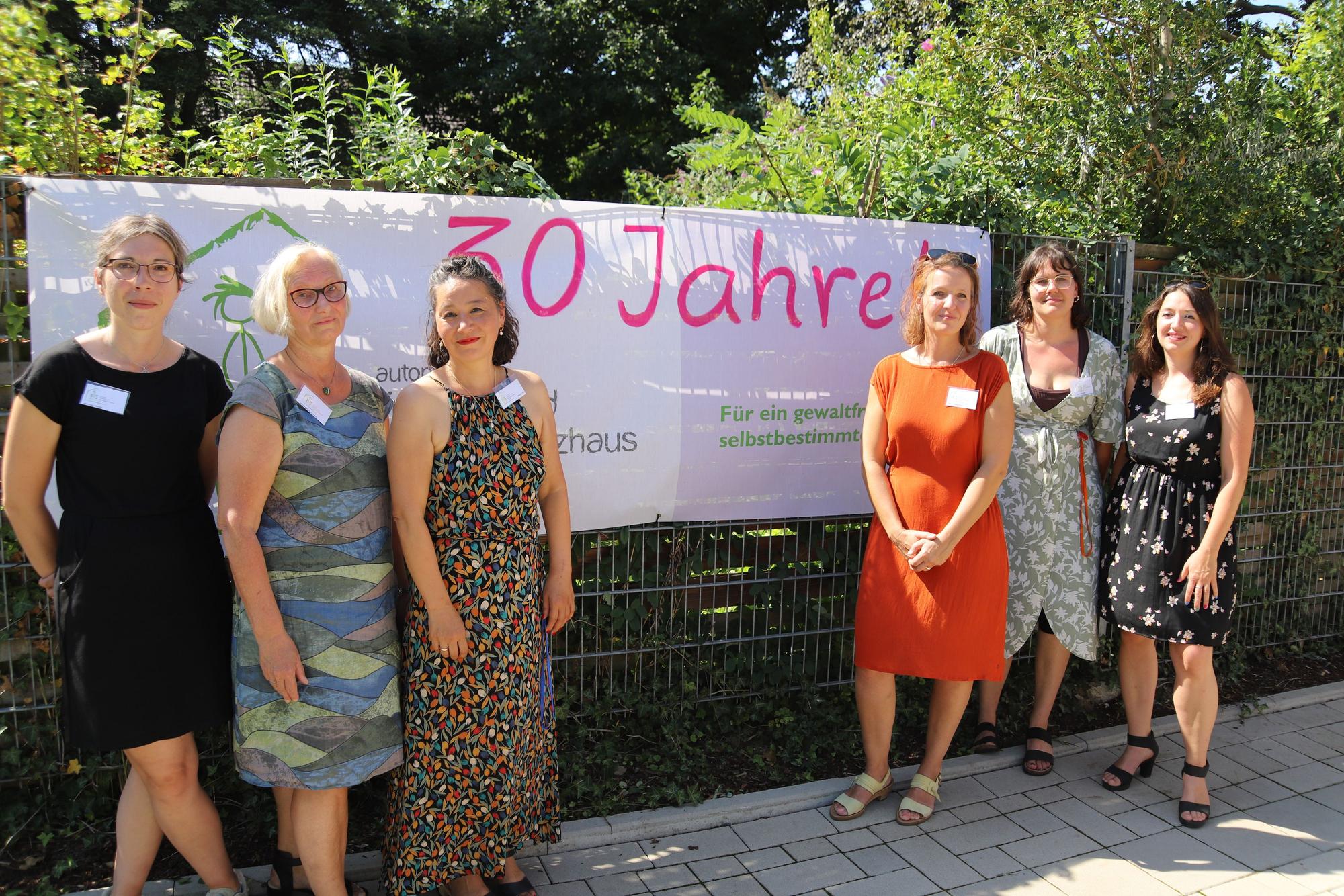Das Troisdorfer Frauenhaus feierte seinen 30. Geburtstag mit einem Fest. Der geschäftsführende Vorstand (v.l.): Alexandra Fausten, Martina Bláhová-Müller, Michiko Park, Marion Spiekermann, Manuela Franke, Jana Bach.