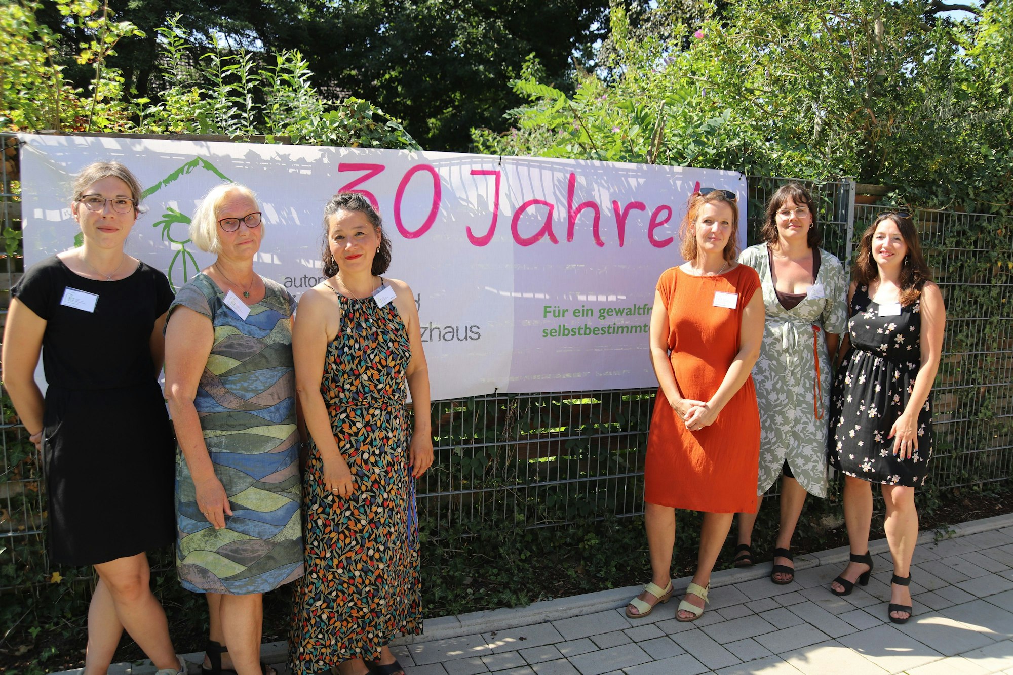 Das Troisdorfer Frauenhaus feierte seinen 30. Geburtstag mit einem Fest. Der geschäftsführende Vorstand (v.l.): Alexandra Fausten, Martina Bláhová-Müller, Michiko Park, Marion Spiekermann, Manuela Franke, Jana Bach.