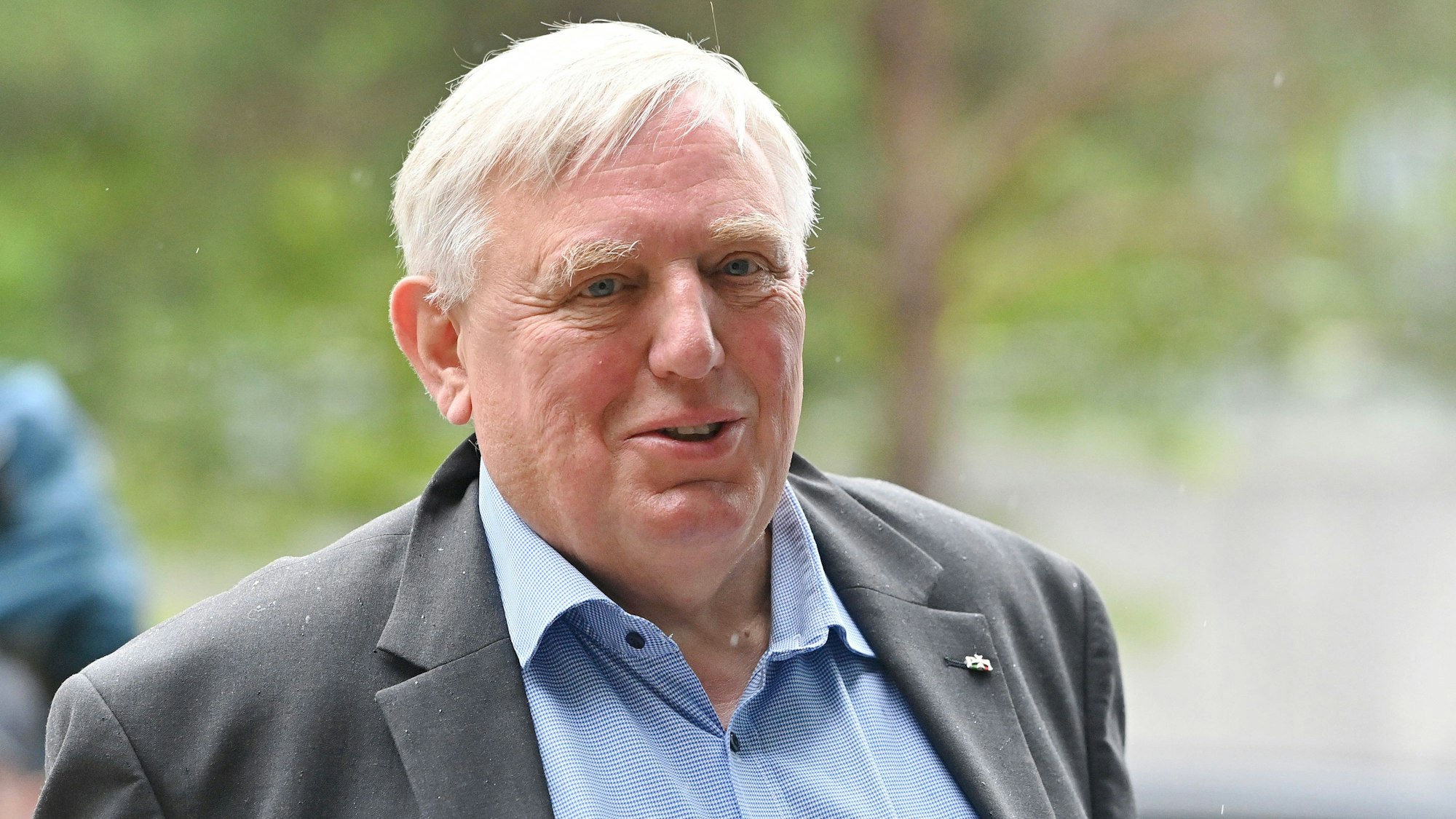 NRW-Gesundheitsminister Karl-Josef Laumann draußen im Porträt.