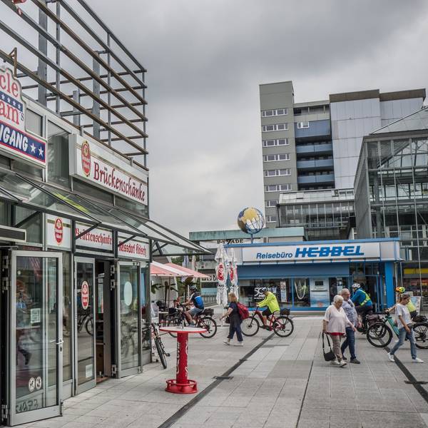 Blick auf die City C mit Wohnhochhaus und Reisebüro Hebbel