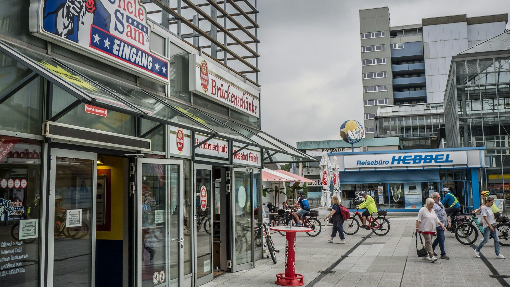 Blick auf die City C mit Wohnhochhaus und Reisebüro Hebbel
