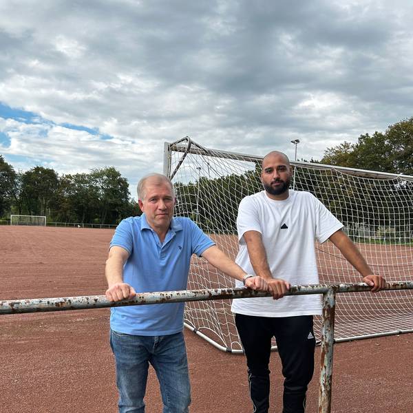 Präsident Aydin Karaca (links) und Trainer Fatih Yalcin leiten den Neustart des JSV Köln Genclerbirligi in der Kreisliga D