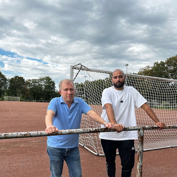 Präsident Aydin Karaca (links) und Trainer Fatih Yalcin leiten den Neustart des JSV Köln Genclerbirligi in der Kreisliga D