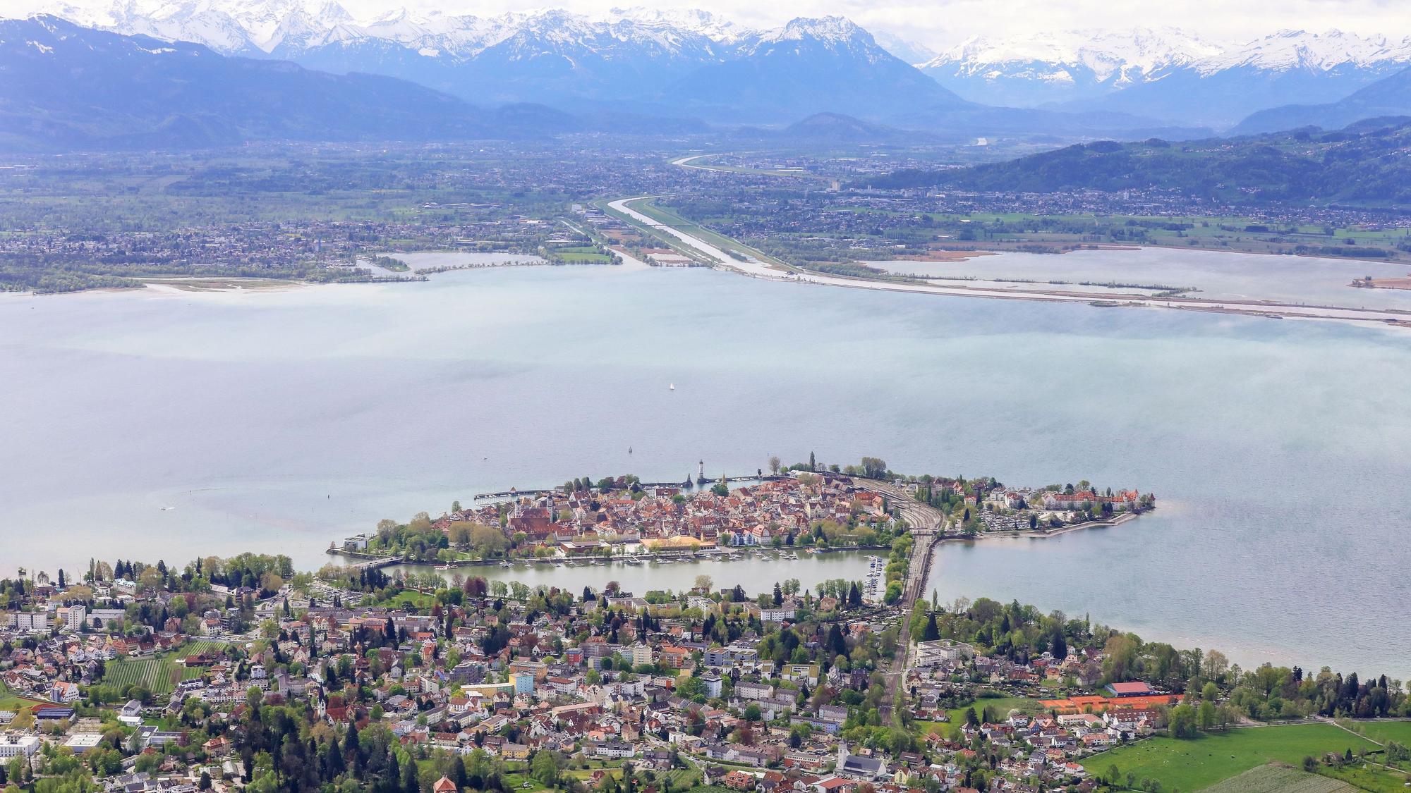 Blick über den Bodensee: Die Polizei sucht einen vermisst gemeldeten Wassersportler. (Archivbild)