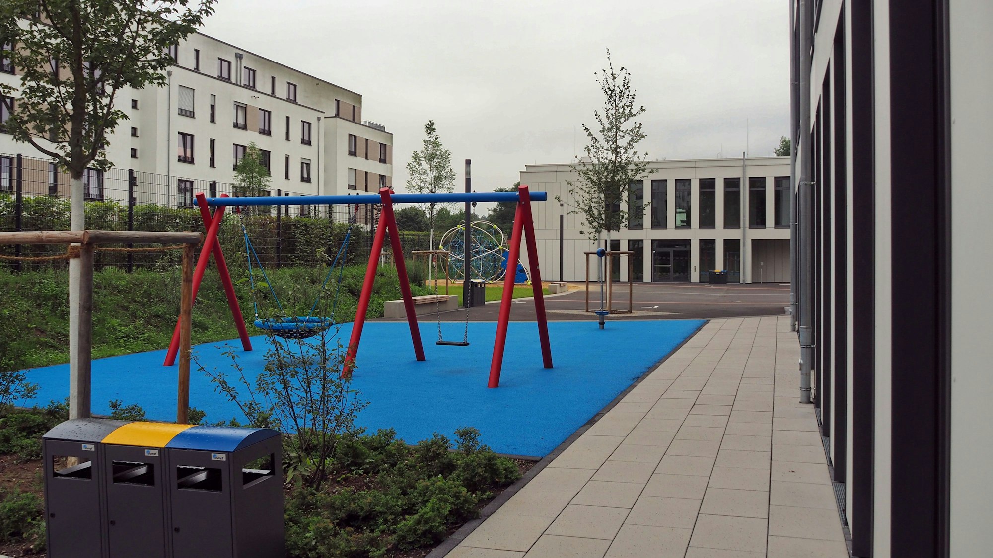 Ein Spielgerüst steht in einem Innenhof.