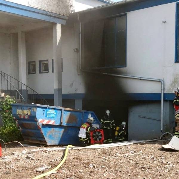 Feuerwehrleute bekämpfen einen Brand in einem Haus in Euskirchen.