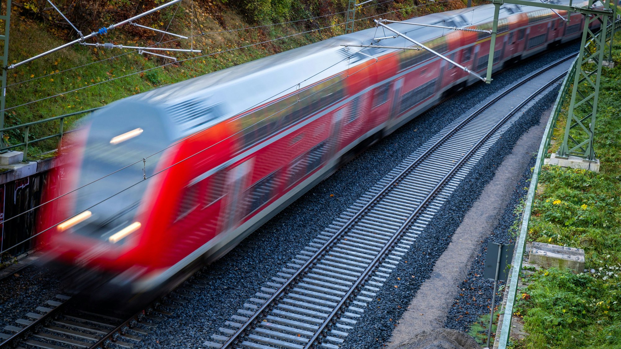 Ein Nahverkehrszug fährt über die neu gebaute Bahnstrecke zum Schweriner Hauptbahnhof.
