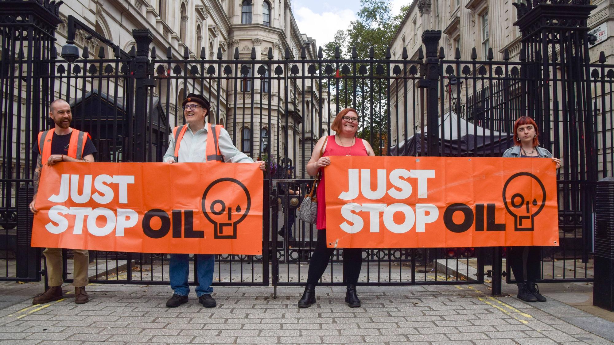 „Just Stop Oil“-Aktivisten halten Transparente, während sich Klimademonstranten vor der Downing Street versammeln. Alex De Koning gehört der Aktivistengruppe an.