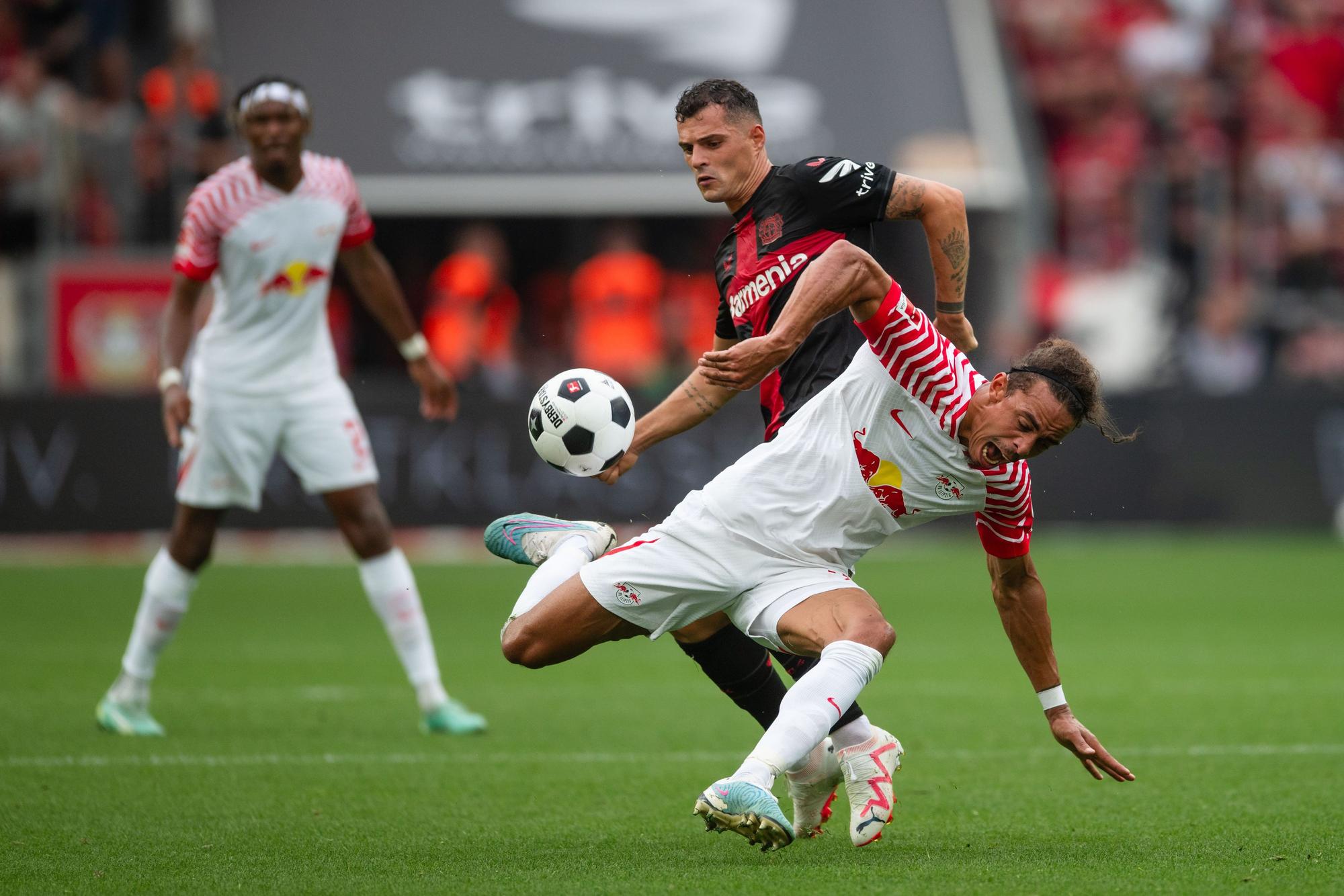 War direkt Chef im Ring: Leverkusens Granit Xhaka (l) - hier gegen Leipzigs Yussuf Poulsen.