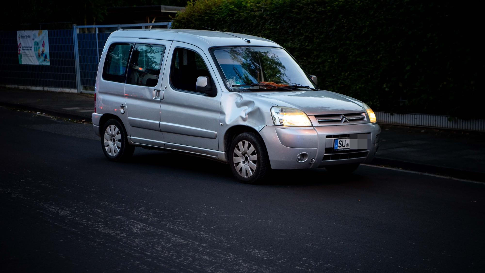 Das Bild zeigt das Auto des 48-Jährigen. Am Kotflügel hat es eine Beule.