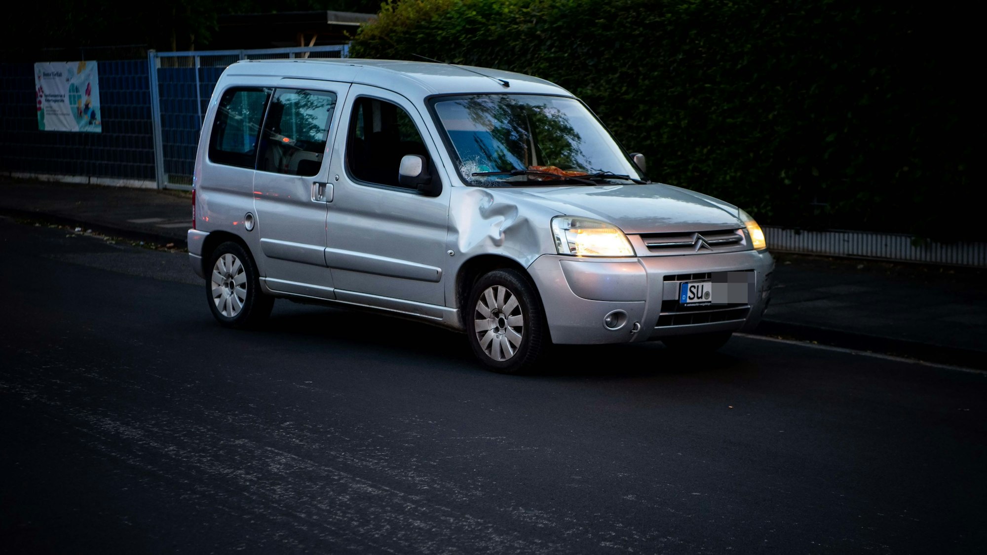 Das Bild zeigt das Auto des 48-Jährigen. Am Kotflügel hat es eine Beule.